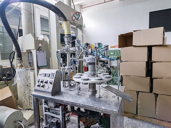 膠水存（cún）放區