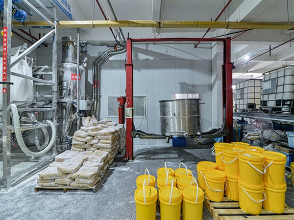 膠水存放區一角